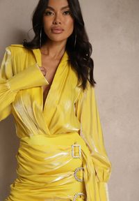 Renee - Żółta Drapowana Sukienka z Satyny z Paskami i Klamrami z Cyrkoniami Mevione. Kolor: żółty. Materiał: satyna. Wzór: aplikacja. Styl: elegancki