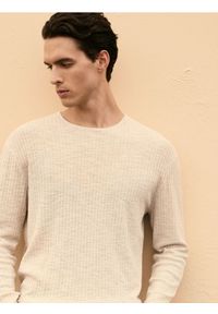 Reserved - Sweter ze strukturalnej dzianiny - beżowy. Kolor: beżowy. Materiał: dzianina