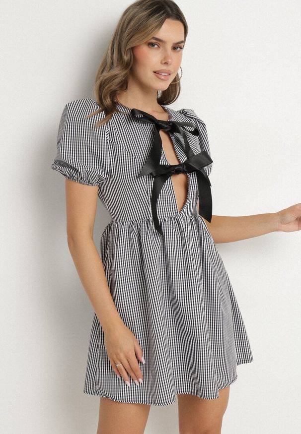 Born2be - Czarna Rozkloszowana Sukienka w Kratkę Vichy w Stylu Retro z Wiązaniem Telionea. Okazja: na co dzień. Kolor: czarny. Wzór: kratka. Typ sukienki: rozkloszowane. Styl: retro
