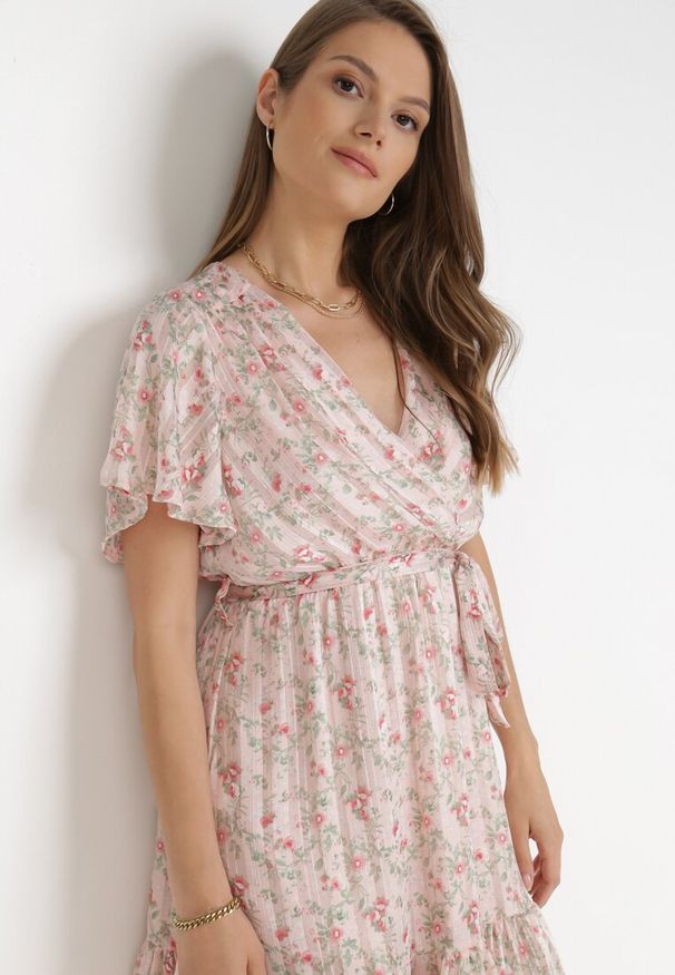 Born2be - Jasnoróżowa Sukienka Euphithe. Typ kołnierza: dekolt kopertowy. Kolor: różowy. Materiał: tkanina, materiał. Wzór: aplikacja, kwiaty. Typ sukienki: kopertowe