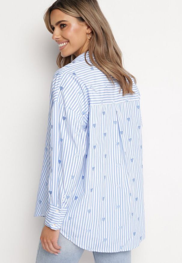 Born2be - Jasnoniebieska Koszula Bawełniana w Paski z Haftowanymi Serduszkami Sanileni. Kolor: niebieski. Materiał: bawełna. Wzór: haft, paski