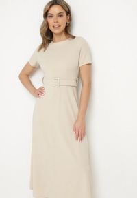 Born2be - Beżowa Rozkloszowana Sukienka Ozdobiona Paskiem Desianna. Okazja: na co dzień. Kolor: beżowy. Wzór: aplikacja. Typ sukienki: proste. Styl: klasyczny, casual, elegancki #6