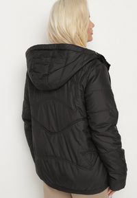 Born2be - Czarna Kurtka Pikowana z Kapturem Karbia. Okazja: na co dzień. Typ kołnierza: kaptur. Kolekcja: plus size. Kolor: czarny. Styl: casual, elegancki