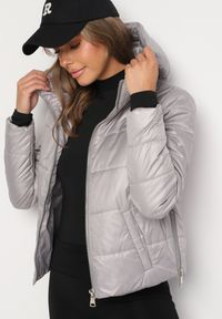 Born2be - Jasnoszara Pikowana Kurtka z Kapturem Terishia. Okazja: na co dzień. Typ kołnierza: kaptur. Kolor: szary. Materiał: jeans. Długość rękawa: długi rękaw. Długość: długie. Sezon: wiosna. Styl: casual, elegancki #7