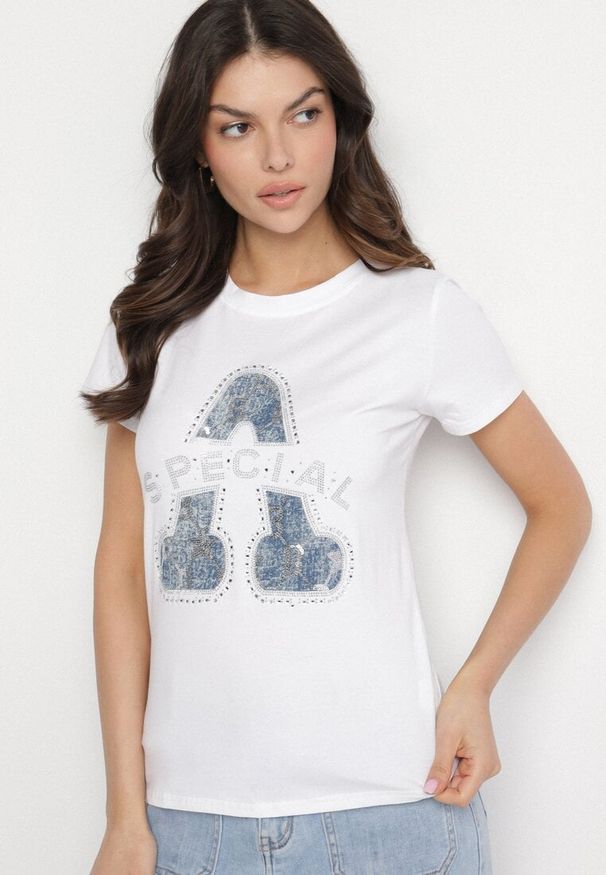 Born2be - Biały Bawełniany T-shirt Ozdobiony Napisem i Cyrkoniami Isnorea. Okazja: na co dzień. Kolor: biały. Materiał: bawełna. Wzór: aplikacja, napisy. Styl: glamour, casual