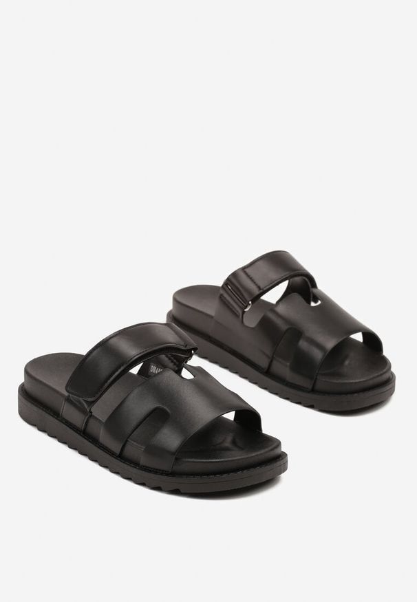 Born2be - Czarne Klapki na Grubej Podeszwie Ozdobione Wycięciami Faneora. Okazja: na co dzień. Kolor: czarny. Materiał: jeans. Wzór: aplikacja. Obcas: na platformie. Styl: casual