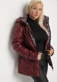 Born2be - Czerwona Pikowana Kurtka z Kapturem i Podszewką w Panterkę Felandre. Okazja: na co dzień, na spacer. Typ kołnierza: kaptur. Kolekcja: plus size. Kolor: czerwony. Materiał: jeans. Wzór: motyw zwierzęcy. Styl: klasyczny, casual #3