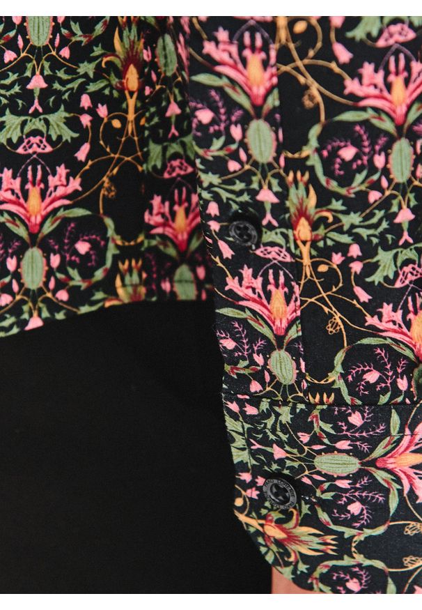 Pako Lorente - PAKO LORENTE - Czarna koszula w kolorowe kwiaty. Kolor: czarny. Materiał: bawełna, elastan. Długość rękawa: długi rękaw. Długość: długie. Wzór: kolorowy, kwiaty