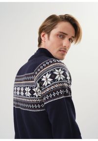Ochnik - Granatowy sweter męski we wzór norweski. Kolor: niebieski. Materiał: bawełna