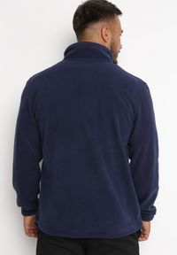 Born2be - Granatowa Polarowa Bluza ze Stójką z Ozdobnym Napisem i Suwakiem Dwarena. Typ kołnierza: kołnierzyk stójkowy. Kolor: niebieski. Materiał: polar. Wzór: napisy #2