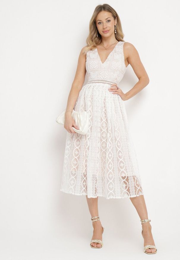 Born2be - Jasnobeżowa Rozkloszowana Sukienka z Plisowanym Dołem i Ozdobnymi Haftami Asorasia. Okazja: na co dzień. Typ kołnierza: dekolt w kształcie V. Kolor: beżowy. Materiał: skóra. Wzór: haft. Typ sukienki: plisowane. Styl: casual, elegancki