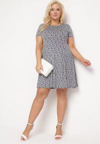 Born2be - Granatowo-Biała Rozkloszowana Sukienka z Wiskozy Krótkim Rękawem i Mozaikowym Printem Hyacina. Kolor: niebieski. Materiał: wiskoza. Długość rękawa: krótki rękaw. Wzór: nadruk. Sezon: lato. Styl: wakacyjny #3