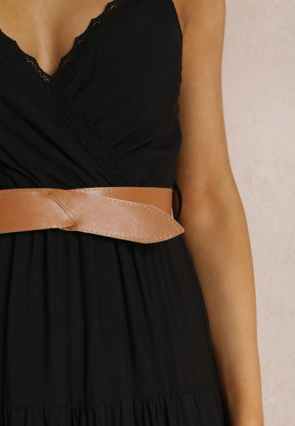 Renee - Czarna Sukienka z Paskiem Asoonice. Typ kołnierza: dekolt kopertowy. Kolor: czarny. Wzór: aplikacja, gładki. Typ sukienki: kopertowe. Materiał: koronka. Długość rękawa: na ramiączkach. Sezon: lato. Styl: boho. Długość: maxi