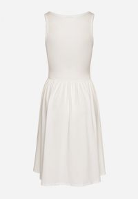 Born2be - Biała Sukienka z Wiskozą o Rozkloszowanym Kroju Edivane. Okazja: na co dzień. Kolor: biały. Materiał: wiskoza. Długość rękawa: na ramiączkach. Sezon: wiosna, lato. Typ sukienki: rozkloszowane. Styl: casual #6