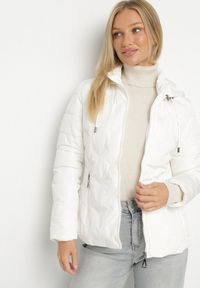 Born2be - Biała Kurtka Przejściowa z Kapturem i Ozdobnym Pikowaniem Cilvessa. Okazja: na co dzień, na spacer. Typ kołnierza: kaptur. Kolor: biały. Materiał: poliester, jeans. Styl: klasyczny, casual, elegancki #6