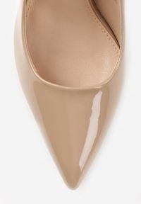 Renee - Ciemnobeżowe Lakierowane Szpilki VICES na Ozdobnym Obcasie Zafriah. Okazja: na co dzień. Nosek buta: szpiczasty. Kolor: beżowy. Materiał: lakier. Obcas: na obcasie. Styl: casual, elegancki, wizytowy. Wysokość obcasa: średni #4