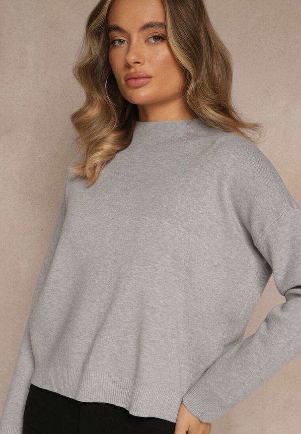 Renee - Szary Pudełkowy Sweter z Półgolfem o Gładkim Wykończeniu Unala. Kolor: szary. Materiał: skóra, jeans. Wzór: gładki