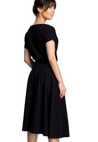BE - Rozkloszowana sukienka midi z paskiem w talii zbluzowana góra czarna. Typ kołnierza: dekolt w łódkę. Kolor: czarny. Materiał: elastan, bawełna, tkanina. Długość rękawa: krótki rękaw. Długość: midi