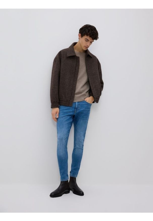 Reserved - Jeansy skinny z efektem sprania - niebieski. Kolor: niebieski