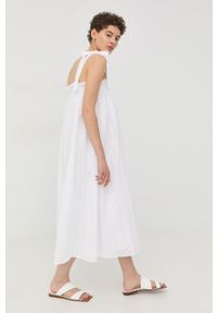 Bruuns Bazaar sukienka bawełniana kolor biały midi rozkloszowana. Kolor: biały. Materiał: bawełna. Długość rękawa: na ramiączkach. Typ sukienki: rozkloszowane. Długość: midi