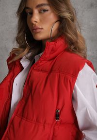 Renee - Czerwona Pikowana Kamizelka Puffer o Kroju Crop Tadrel. Okazja: na co dzień. Kolor: czerwony. Materiał: poliester, skóra, jeans. Styl: casual #5
