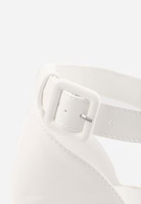 Renee - Białe Sandały VICES na Platformie z Plecionką i Wycięciami Helimis. Zapięcie: sprzączka. Kolor: biały. Materiał: koronka. Wzór: koronka. Sezon: lato. Obcas: na platformie #8