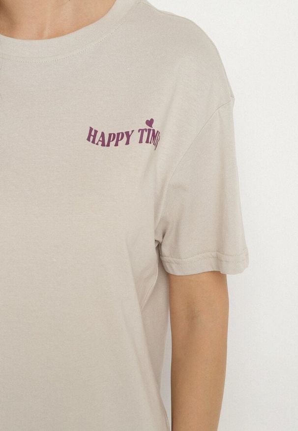 Born2be - Jasnobeżowy Bawełniany T-shirt Oversize Fillaria. Okazja: na co dzień. Kolor: beżowy. Materiał: bawełna. Wzór: aplikacja. Styl: klasyczny, casual