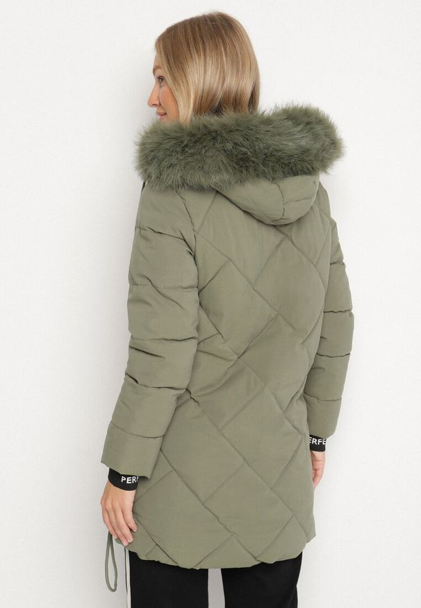 Born2be - Ciemnozielona Pikowana Kurtka z Kapturem z Futrem i Ściągaczami przy Rękawach Dacce. Okazja: na co dzień. Typ kołnierza: kaptur. Kolor: zielony. Materiał: futro. Styl: casual