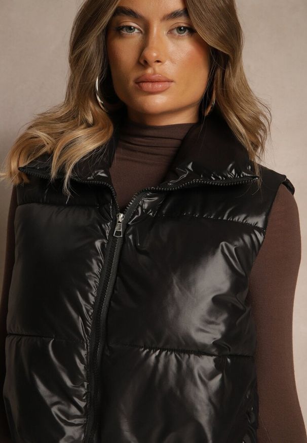 Renee - Czarna Krótka Pikowana Kamizelka Katiella. Kolor: czarny. Długość: krótkie