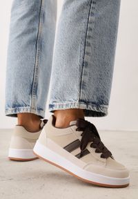 Renee - Beżowe Sneakersy Basic z Paskami na Boku Adila. Okazja: na co dzień. Zapięcie: pasek. Kolor: beżowy. Materiał: jeans. Wzór: paski. Obcas: na płaskiej podeszwie #1