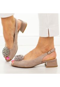 Beżowe skórzane sandały damskie DiA 3030. Okazja: na co dzień. Nosek buta: okrągły. Kolor: beżowy. Wzór: aplikacja. Materiał: skóra. Sezon: wiosna, lato. Obcas: na obcasie. Styl: casual, elegancki. Wysokość obcasa: niski #1