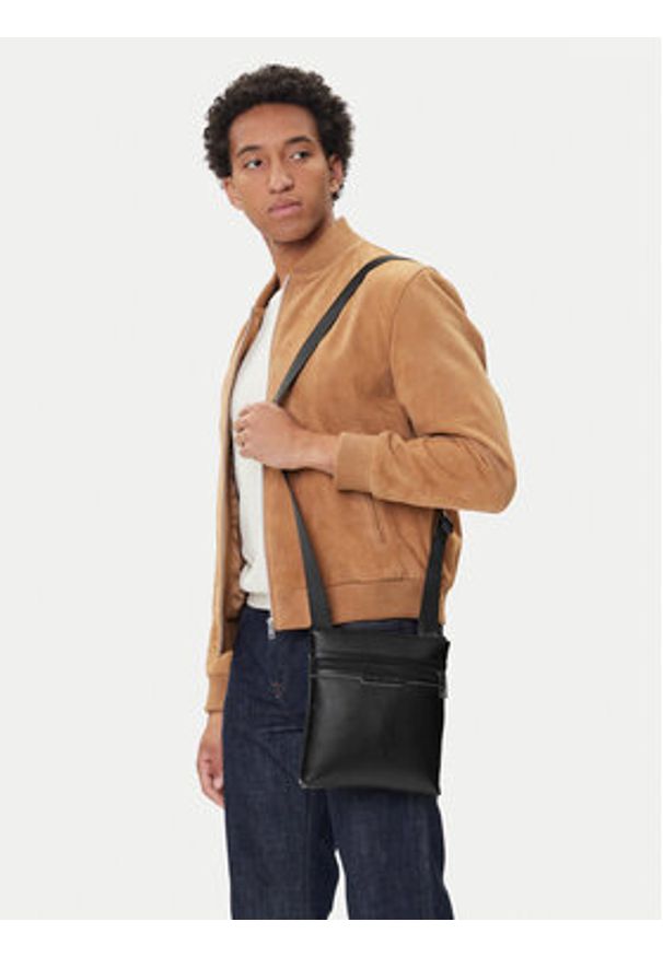Armani Exchange Saszetka XM001603 AF17205 MC105 Czarny. Kolor: czarny. Materiał: skóra