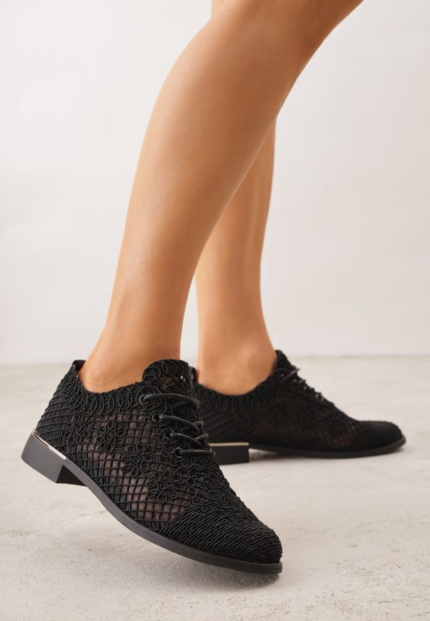 Born2be - Czarne Ażurowe Półbuty z Metaliczną Wstawką Homonis. Okazja: na co dzień. Kolor: czarny. Wzór: ażurowy. Styl: casual, elegancki