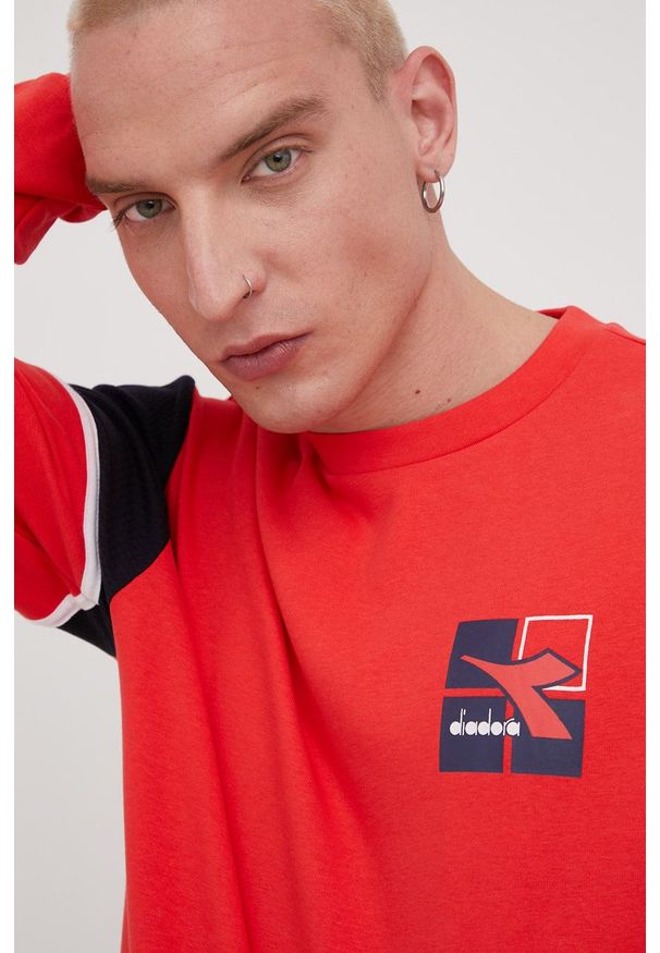 Diadora bluza męska kolor czerwony z nadrukiem. Kolor: czerwony. Materiał: bawełna. Wzór: nadruk