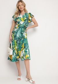 Born2be - Zielona Rozkloszowana Sukienka z Wiązaniem w Roślinny Wzór Janitaie. Okazja: na co dzień. Typ kołnierza: dekolt w serek. Kolor: zielony. Materiał: jeans. Długość rękawa: krótki rękaw. Styl: klasyczny, casual, elegancki #2
