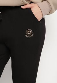 Born2be - Czarne Spodnie Dresowe z Ozdobą z Boku Rialane. Okazja: na co dzień. Kolekcja: plus size. Kolor: czarny. Materiał: dresówka. Wzór: aplikacja. Styl: elegancki, casual #3