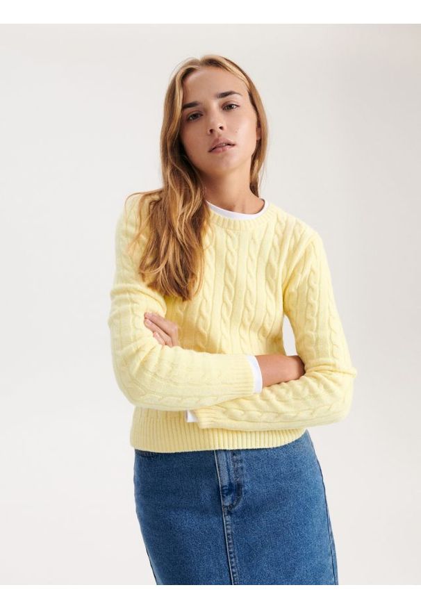 Reserved - Sweter o warkoczowym splocie - jasnożółty. Kolor: żółty. Materiał: dzianina, wiskoza. Wzór: ze splotem