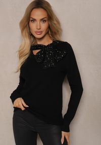 Renee - Czarny Sweter z Prążkowanej Dzianiny z Wiskozą Ozdobiony Cyrkoniami i Wiązaniem Tintorinae. Okazja: na co dzień. Kolor: czarny. Materiał: wiskoza, dzianina, prążkowany. Długość rękawa: długi rękaw. Długość: długie. Wzór: aplikacja. Styl: casual, elegancki