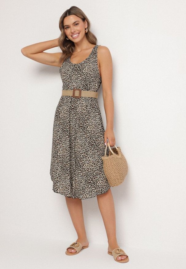 Born2be - Jasnobeżowa Rozkloszowana Sukienka z Bawełny w Panterkę Natiloria. Okazja: na co dzień. Kolor: beżowy. Materiał: bawełna. Długość rękawa: długi rękaw. Wzór: motyw zwierzęcy. Styl: casual, elegancki