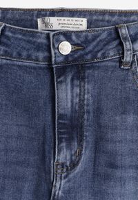 Born2be - Granatowe Bawełniane Jeansy o Kroju Barrel Leg z Wysokim Stanem Tinalea. Okazja: na co dzień. Stan: podwyższony. Kolor: niebieski. Styl: casual, klasyczny #3