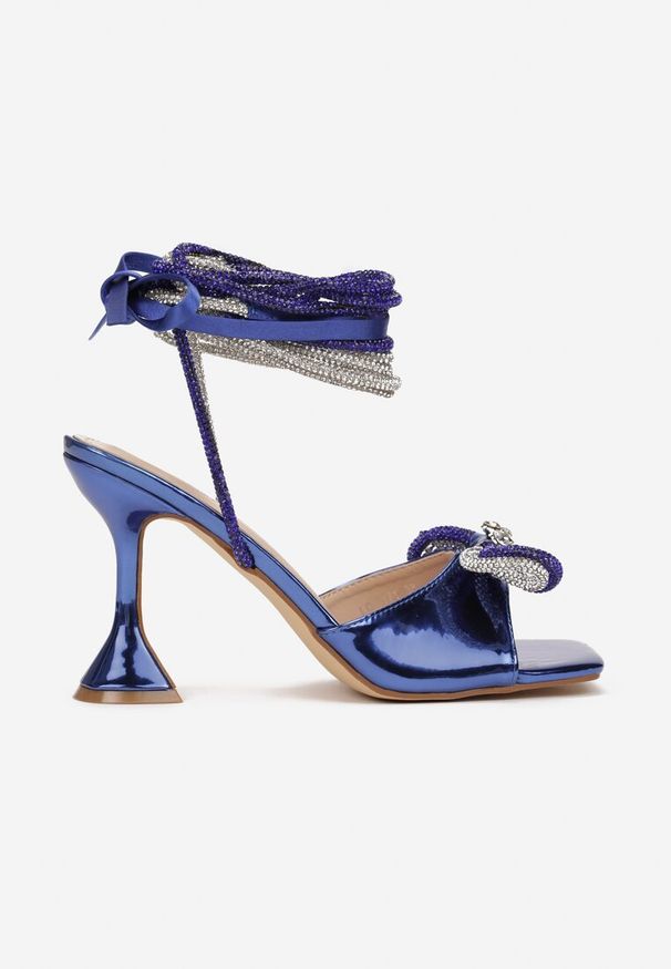 Renee - Niebieskie Sandały na Klepsydrowym Obcasie i Kokardką Vezi. Nosek buta: okrągły. Zapięcie: pasek. Kolor: niebieski. Materiał: lakier. Obcas: na obcasie. Styl: elegancki. Wysokość obcasa: średni