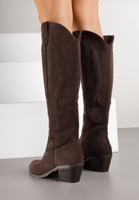 Born2be - Ciemnobrązowe Klasyczne Kozaki Typu Kowbojki z Imitacji Zamszu Latonassa. Okazja: na co dzień. Nosek buta: szpiczasty. Kolor: brązowy. Materiał: zamsz. Szerokość cholewki: normalna. Styl: klasyczny #5