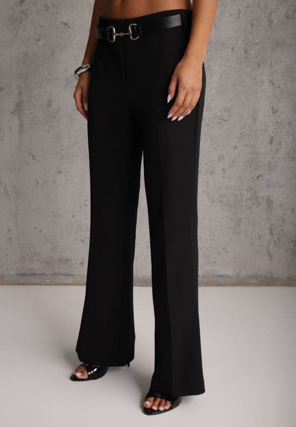 Renee - Czarne Eleganckie Spodnie Dzwony w Kant z Paskiem i Metaliczną Klamrą Telepadia. Okazja: do pracy. Kolor: czarny. Materiał: lakier. Styl: elegancki