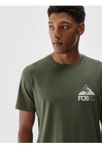 4f - 4F T-shirt regular z nadrukiem męski - oliwkowy/khaki 3XL. Okazja: na co dzień. Kolor: oliwkowy, wielokolorowy, brązowy. Materiał: bawełna, jersey, dzianina. Wzór: nadruk. Styl: sportowy, klasyczny, casual