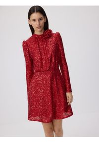 Reserved - Cekinowa sukienka z bufiastymi rękawami - czerwony. Kolor: czerwony. Materiał: dzianina #1
