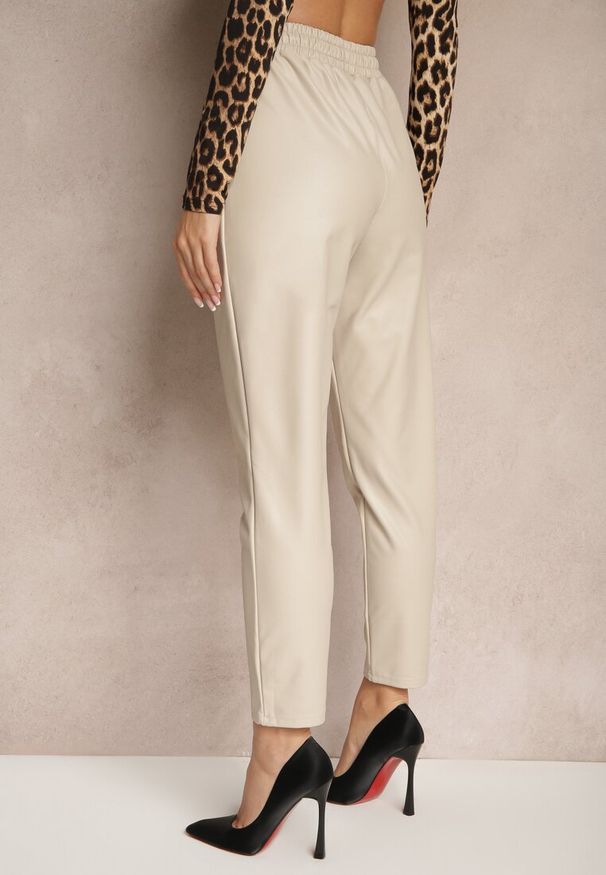Renee - Beżowe Spodnie High Waist z Ekoskóry w Gumką w Talii Esaleira. Okazja: na co dzień. Stan: podwyższony. Kolor: beżowy. Styl: casual, elegancki