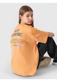 4f - T-shirt z nadrukiem dziewczęcy - pomarańczowy. Okazja: na co dzień. Kolor: pomarańczowy. Materiał: jersey, dzianina, bawełna. Długość rękawa: krótki rękaw. Długość: krótkie. Wzór: nadruk. Styl: casual, sportowy