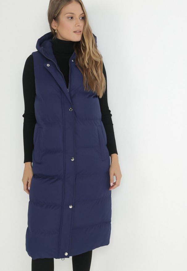 Born2be - Granatowa Kamizelka Długa z Kapturem Pikowana Ardrae. Typ kołnierza: kaptur. Kolor: niebieski. Materiał: materiał. Długość rękawa: bez rękawów. Długość: długie. Sezon: wiosna, jesień. Styl: klasyczny
