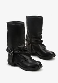 Born2be - Czarne Botki z Wywiniętą Marszczoną Cholewką Typu Biker z Paskiem Olinessa. Okazja: na co dzień. Zapięcie: pasek. Kolor: czarny. Materiał: skóra. Szerokość cholewki: normalna. Styl: casual, elegancki #5