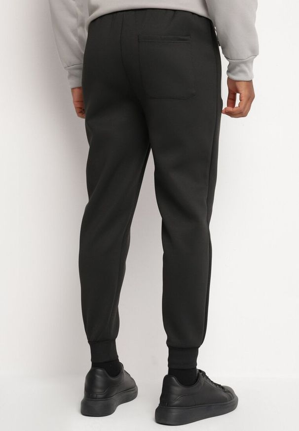 Born2be - Czarne Dresowe Spodnie z Ozdobnymi Wstawkami i Ściągaczami Riannia. Okazja: na co dzień. Kolor: czarny. Materiał: dresówka. Styl: sportowy, casual